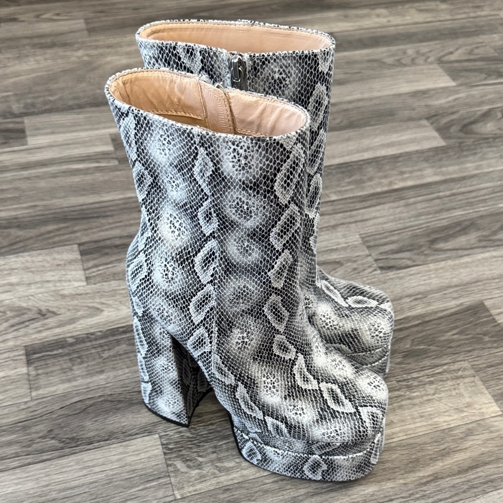 Cape Robbin Savina snake print platform boots women’s sz 6